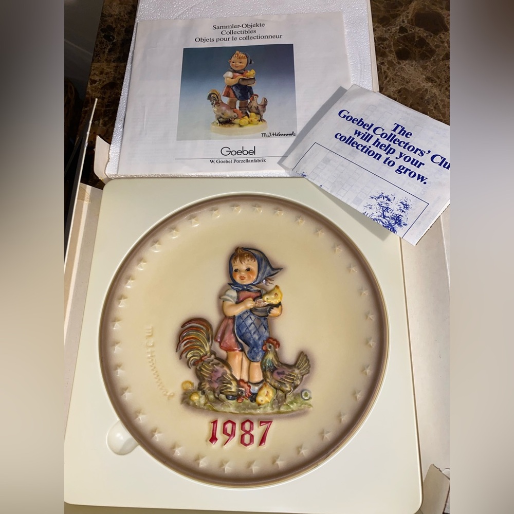 Hummel 1987 Collector's Plate with Blue and Red Accents